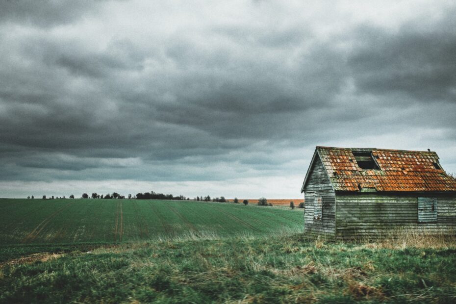 grey and brown house near green grass field